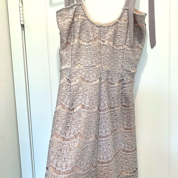 All About you a Lace Scoop Neck Tie Shoulder Shift Dress - Size 2 - Picture 4 of 4